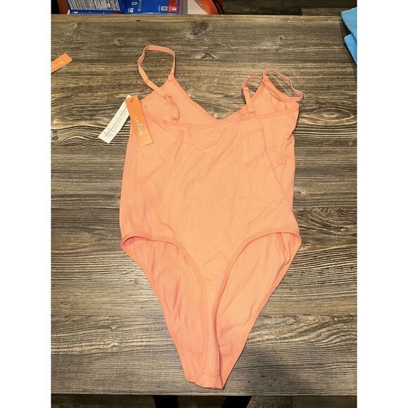 Women's Seamless Bodysuit with Keyhole - Colsie Pink Medium. NWT. 3 - Picture 3 of 6